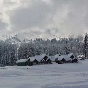 Thumbnail - Snowy mountain view in Gulmarg