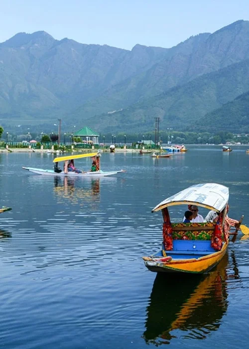 famous tourist places in Kashmir for honeymoon and family tours