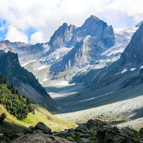Sonamarg day tour with Thajiwas glacier trek